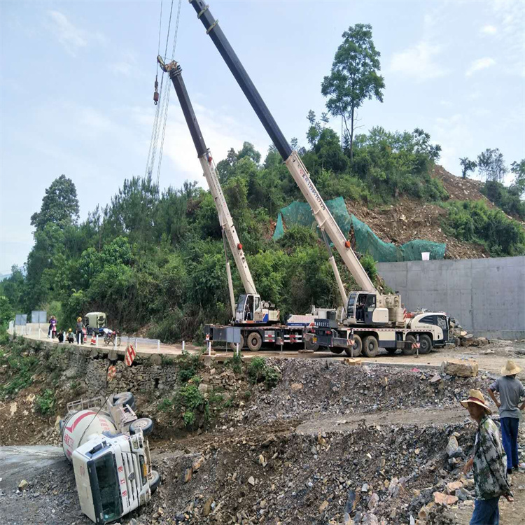 孟州汽车掉沟里叫吊车救援要多少钱